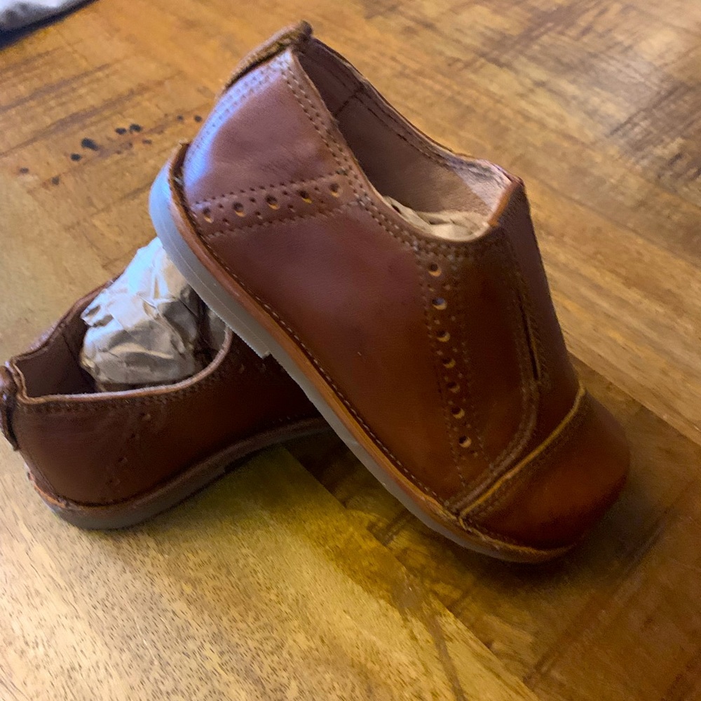 Mikoleon leather shoes.